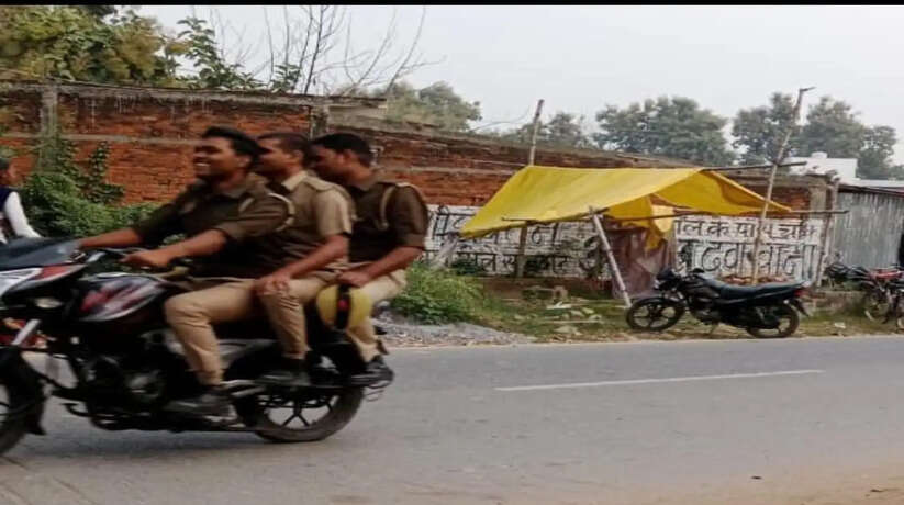 Chanduali News: ये है चन्दौली की पुलिस, एक बाइक पर तीन सिपाही का फोटो हुआ वायरल