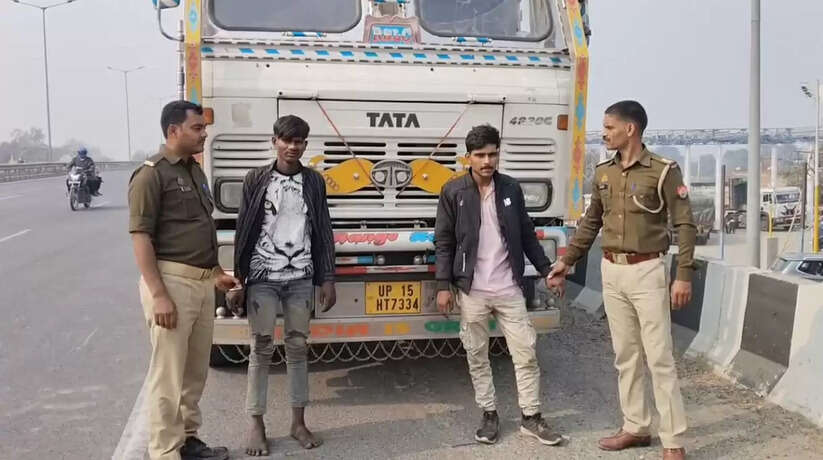 चंदौली में पुलिस ने 23 राशि गोवंश किया बरामद, मौके से दो गौ तस्कर गिरफ्तार