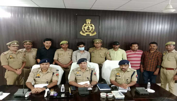 पुलिस आयुक्त वाराणसी के चोरी लूट की घटनाओ के सफल अनावरण एवं वांछित अभियुक्तों की गिरफ्तारी व हेतु चलाये जा रहे अभियान के क्रम में, &nbsp;पुलिस उपायुक्त वरुणा जोन के निर्देशन में, अपर पुलिस उपायुक्त वरुणा जोन के पर्यवेक्षण में एवं &nbsp;सहायक पुलिस आयुक्त कैण्ट के नेतृत्व में इलेक्ट्रॉनिक साक्ष्य व मुखबिर की सहायता से कमिश्नरेट वाराणसी के थाना कैण्ट व थाना लालपुर पाण्डेयपुर की संयुक्त पुलिस टीम द्वारा थाना कैण्ट कमिश्नरेट वाराणसी से संबंधित वांछित शातिर अभियुक्त 01- विजय श्रीवास्तव पुत्र दिलीप श्रीवास्तव निवासी एस ।-। पाण्डेय विहार कालोनी नवलपुर बसही थाना शिवपुर कमि० वाराणसी को प्लेटफार्म नं0 9 के पास थाना कैण्ट वाराणसी से आज दिनांक-28.09.2024 को समय करीब 01.50 बजे गिरफ्तार किया गया। अभियुक्त के कब्जे से चोरी गये सफेद व पीली धातु के आभूषण व घटना में प्रयुक्त मोटरसाइकिल व नगदी को बरामद कर थाना कैण्ट पुलिस द्वारा आवश्यक विधिक कार्यवाही की जा रही है। using this content make another one totally differnt words  उक्त सराहनीय कार्य करने वाली पुलिस टीम को पुलिस उपायुक्त वरुणा जोन द्वारा 25000/- रू0 पुरस्कार की घोषणा की गयी।  घटना का विवरण-  1-दिनांक-17.06.2024 को वादी मुकदमा &nbsp;विजय कुमार सिंह पुत्र स्व० रामा सिंह निवासी म०न० एस 25/168 R-1 सरसौली कैंट वाराणसी ने लिखित प्रार्थना पत्र दिया कि प्रार्थी की धर्मपत्नी रोज की तरह मकान के मुख्य द्वार खड़ी होकर ब्रश कर रही थी समय लगभग सुबह 5.25 बजे एक बाइक सवार लड़का गमछे मुंह ढका हुआ आया और पूछा कि वीर बहादुर सिंह का मकान कौन है प्रार्थी की धर्मपत्नी जानकारी नहीं होने की बात कही और प्रार्थी से पूछने के लिए अपना सिर पीछे घर की तरफ घुमाया ज्यो ही उक्त बाइक सवार ने प्रार्थी की धर्मपत्नी के गले में सोने की चैन खींच लिया और बाइक तेजी से लेकर भाग गया, जिसके आधार पर थाना कैंट में मुकदमा पंजीकृत किया गया।  2-दिनांक-12.08.2024 को वादिनी मुकदमा रेखा देवी (उमा) निवासनी-एस 24/135 शत्ति माता मंदिर टकटकपुर PS कैंट वाराणसी ने लिखित प्रार्थना पत्र दिया कि समय लगभग दोपहर बजे मैं अपने एक रिश्तेदार से मिलने गई थी और जब लगभग दो बजे धर वापस पहुंची तो मेरे घर के पिछले दरवाजे का ताला टूटा हुआ था, जब घर में जाकर देखा तो नीचे की अलमारी टूटी हुई थी एवं समान अस्त-व्यस्त था, जिसके बाद में ऊपर के कमरे में पहुंची तो वहां की अलमारी का ताला टूटा हुआ था जिसमें नगद 50 हजार रू० व कीमती सोने-चांदी के जेवरात रखे हुए थे जो किसी अज्ञात व्यक्ति के द्वारा चूरा लिए गये हैं, जिसके आधार पर थाना कैंट में मुकदमा पंजीकृत किया गया।  विवरण पूछताछ- अभियुक्त विजय श्रीवास्तव ने पूछताछ करने पर बताया कि दिनांक-12/08/24 को दिन में करीब डेढ बजे सती माता मंदिर टकटकपुर मे ताला बंद पडे मकान का ताला तोड़ कर घर के अन्दर रखे आभूषणों को चोरी कर लिया था, जिसमें से अधिकतर सामान को मैं पहले ही बेच कर नशे में खर्च कर दिया हूं तथा जुआ खेल लिया हूं। मेरे पास यही रूपये व चोरी के कुछ जेवरात बचे है। मेरे द्वारा माह जून में अपनी नशे की लत को पूरा करने के लिए सुबह करीब पांच बजे ही कस्बा सरसौली अर्दली बाजार में एक महिला के गले से पता पूंछने के बहाने चेन खींच लिया था तथा उसके बाद में फरार हो गया था, फिर काफी दिन बिमार रहा परन्तु पैसा न होने के कारण और नशे की लत पूरा करने के लिए फिर से शक्ति माता मंदिर टकटकपुर में दिन में चोरी कर लिया था, जिसके पश्चात पुलिस काफी सक्रिय हो गई थी इसलिए पकडे जाने के डर से मैं अपने घर पर न रह कर इधर-उधर छिप-छिपा कर रह रहा था और आज मैं बनारस छोड़ कर अहमदाबाद भागने की फिराक में था कि आप लोगों द्वारा पकड लिया गया।  गिरफ्तार अभियुक्त का विवरण-  01- विजय श्रीवास्तव पुत्र दिलीप श्रीवास्तव निवासी एस 1-1 पाण्डेय विहार कालोनी नवलपुर बसही थाना शिवपुर कमि० वाराणसी, उम्र करीब 27 वर्ष।  बरामदगी का विवरण-  1- सफेद व पीली धातु के आभूषण (02 अदद चैन पीली धातु, 02 अदद अंगूठी पीली धातु, 01 जोड़ी टफ्स पीली धातु, 03 जोडी पायल सफेद धातु, 02 जोड़ी बिछिया सफेद धातु)  2-89000/- रुपया नगद  3- जामातलाशी से 450/- रुपया  4- सीजशुदा 01 अदद मोटर साइकिल वाहन सं0- UP65DD 9738 हीरो पैशन एक्स प्रो।  गिरफ्तारी बरामदगी करने वाली पलिस टीम का विवरण-  थाना कैंट पुलिस टीम-  1. प्र0नि0 राजकुमार थाना कैण्ट कमिश्नरेट वाराणसी।  2. उ0नि0 सुरेन्द्र शुक्ल थाना कैण्ट कमिश्नरेट वाराणसी।  3. हे0का0 बृज बिहारी ओझा थाना कैण्ट कमिश्नरेट वाराणसी।  &nbsp;4. हे0का0 मिथिलेश कुमार सिंह थाना कैण्ट कमिश्नरेट वाराणसी।  5. हे0का0 ग्यासुद्दीन थाना कैण्ट कमिश्नरेट वाराणसी।&nbsp;   6. का0 सचिन मिश्रा थाना कैण्ट कमिश्नरेट वाराणसी।  7. का० आशीष मिश्रा थाना कैण्ट कमिश्नरेट वाराणसी।  8. का० अतुल कुमार पाण्डेय थाना कैण्ट कमिश्नरेट वाराणसी।&nbsp;  9. का0 नागेन्द्र थाना कैण्ट कमिश्नरेट वाराणसी।  थाना लालपुर पाण्डेयपुर पुलिस टीम-  1. उ0नि0 विद्यासागर थाना लालपुर पाण्डेयपु लालपुर पाण्डेयपुर कमिश्नरेट वाराणसी।  &nbsp;2. का0 मनीष तिवारी थाना लालपुर/पाण्डेयपुर कमिश्नरेट वाराणसी।
