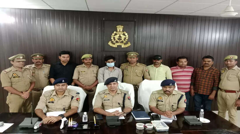 पुलिस आयुक्त वाराणसी के चोरी लूट की घटनाओ के सफल अनावरण एवं वांछित अभियुक्तों की गिरफ्तारी व हेतु चलाये जा रहे अभियान के क्रम में, पुलिस उपायुक्त वरुणा जोन के निर्देशन में, अपर पुलिस उपायुक्त वरुणा जोन के पर्यवेक्षण में एवं सहायक पुलिस आयुक्त कैण्ट के नेतृत्व में इलेक्ट्रॉनिक साक्ष्य व मुखबिर की सहायता से कमिश्नरेट वाराणसी के थाना कैण्ट व थाना लालपुर पाण्डेयपुर की संयुक्त पुलिस टीम द्वारा थाना कैण्ट कमिश्नरेट वाराणसी से संबंधित वांछित शातिर अभियुक्त 01- विजय श्रीवास्तव पुत्र दिलीप श्रीवास्तव निवासी एस ।-। पाण्डेय विहार कालोनी नवलपुर बसही थाना शिवपुर कमि० वाराणसी को प्लेटफार्म नं0 9 के पास थाना कैण्ट वाराणसी से आज दिनांक-28.09.2024 को समय करीब 01.50 बजे गिरफ्तार किया गया। अभियुक्त के कब्जे से चोरी गये सफेद व पीली धातु के आभूषण व घटना में प्रयुक्त मोटरसाइकिल व नगदी को बरामद कर थाना कैण्ट पुलिस द्वारा आवश्यक विधिक कार्यवाही की जा रही है। using this content make another one totally differnt words उक्त सराहनीय कार्य करने वाली पुलिस टीम को पुलिस उपायुक्त वरुणा जोन द्वारा 25000/- रू0 पुरस्कार की घोषणा की गयी। घटना का विवरण- 1-दिनांक-17.06.2024 को वादी मुकदमा विजय कुमार सिंह पुत्र स्व० रामा सिंह निवासी म०न० एस 25/168 R-1 सरसौली कैंट वाराणसी ने लिखित प्रार्थना पत्र दिया कि प्रार्थी की धर्मपत्नी रोज की तरह मकान के मुख्य द्वार खड़ी होकर ब्रश कर रही थी समय लगभग सुबह 5.25 बजे एक बाइक सवार लड़का गमछे मुंह ढका हुआ आया और पूछा कि वीर बहादुर सिंह का मकान कौन है प्रार्थी की धर्मपत्नी जानकारी नहीं होने की बात कही और प्रार्थी से पूछने के लिए अपना सिर पीछे घर की तरफ घुमाया ज्यो ही उक्त बाइक सवार ने प्रार्थी की धर्मपत्नी के गले में सोने की चैन खींच लिया और बाइक तेजी से लेकर भाग गया, जिसके आधार पर थाना कैंट में मुकदमा पंजीकृत किया गया। 2-दिनांक-12.08.2024 को वादिनी मुकदमा रेखा देवी (उमा) निवासनी-एस 24/135 शत्ति माता मंदिर टकटकपुर PS कैंट वाराणसी ने लिखित प्रार्थना पत्र दिया कि समय लगभग दोपहर बजे मैं अपने एक रिश्तेदार से मिलने गई थी और जब लगभग दो बजे धर वापस पहुंची तो मेरे घर के पिछले दरवाजे का ताला टूटा हुआ था, जब घर में जाकर देखा तो नीचे की अलमारी टूटी हुई थी एवं समान अस्त-व्यस्त था, जिसके बाद में ऊपर के कमरे में पहुंची तो वहां की अलमारी का ताला टूटा हुआ था जिसमें नगद 50 हजार रू० व कीमती सोने-चांदी के जेवरात रखे हुए थे जो किसी अज्ञात व्यक्ति के द्वारा चूरा लिए गये हैं, जिसके आधार पर थाना कैंट में मुकदमा पंजीकृत किया गया। विवरण पूछताछ- अभियुक्त विजय श्रीवास्तव ने पूछताछ करने पर बताया कि दिनांक-12/08/24 को दिन में करीब डेढ बजे सती माता मंदिर टकटकपुर मे ताला बंद पडे मकान का ताला तोड़ कर घर के अन्दर रखे आभूषणों को चोरी कर लिया था, जिसमें से अधिकतर सामान को मैं पहले ही बेच कर नशे में खर्च कर दिया हूं तथा जुआ खेल लिया हूं। मेरे पास यही रूपये व चोरी के कुछ जेवरात बचे है। मेरे द्वारा माह जून में अपनी नशे की लत को पूरा करने के लिए सुबह करीब पांच बजे ही कस्बा सरसौली अर्दली बाजार में एक महिला के गले से पता पूंछने के बहाने चेन खींच लिया था तथा उसके बाद में फरार हो गया था, फिर काफी दिन बिमार रहा परन्तु पैसा न होने के कारण और नशे की लत पूरा करने के लिए फिर से शक्ति माता मंदिर टकटकपुर में दिन में चोरी कर लिया था, जिसके पश्चात पुलिस काफी सक्रिय हो गई थी इसलिए पकडे जाने के डर से मैं अपने घर पर न रह कर इधर-उधर छिप-छिपा कर रह रहा था और आज मैं बनारस छोड़ कर अहमदाबाद भागने की फिराक में था कि आप लोगों द्वारा पकड लिया गया। गिरफ्तार अभियुक्त का विवरण- 01- विजय श्रीवास्तव पुत्र दिलीप श्रीवास्तव निवासी एस 1-1 पाण्डेय विहार कालोनी नवलपुर बसही थाना शिवपुर कमि० वाराणसी, उम्र करीब 27 वर्ष। बरामदगी का विवरण- 1- सफेद व पीली धातु के आभूषण (02 अदद चैन पीली धातु, 02 अदद अंगूठी पीली धातु, 01 जोड़ी टफ्स पीली धातु, 03 जोडी पायल सफेद धातु, 02 जोड़ी बिछिया सफेद धातु) 2-89000/- रुपया नगद 3- जामातलाशी से 450/- रुपया 4- सीजशुदा 01 अदद मोटर साइकिल वाहन सं0- UP65DD 9738 हीरो पैशन एक्स प्रो। गिरफ्तारी बरामदगी करने वाली पलिस टीम का विवरण- थाना कैंट पुलिस टीम- 1. प्र0नि0 राजकुमार थाना कैण्ट कमिश्नरेट वाराणसी। 2. उ0नि0 सुरेन्द्र शुक्ल थाना कैण्ट कमिश्नरेट वाराणसी। 3. हे0का0 बृज बिहारी ओझा थाना कैण्ट कमिश्नरेट वाराणसी। 4. हे0का0 मिथिलेश कुमार सिंह थाना कैण्ट कमिश्नरेट वाराणसी। 5. हे0का0 ग्यासुद्दीन थाना कैण्ट कमिश्नरेट वाराणसी। 6. का0 सचिन मिश्रा थाना कैण्ट कमिश्नरेट वाराणसी। 7. का० आशीष मिश्रा थाना कैण्ट कमिश्नरेट वाराणसी। 8. का० अतुल कुमार पाण्डेय थाना कैण्ट कमिश्नरेट वाराणसी। 9. का0 नागेन्द्र थाना कैण्ट कमिश्नरेट वाराणसी। थाना लालपुर पाण्डेयपुर पुलिस टीम- 1. उ0नि0 विद्यासागर थाना लालपुर पाण्डेयपु लालपुर पाण्डेयपुर कमिश्नरेट वाराणसी। 2. का0 मनीष तिवारी थाना लालपुर/पाण्डेयपुर कमिश्नरेट वाराणसी।