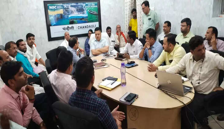 चंदौली में भारत निर्वाचन आयोग के गाइडलाइन के अनुसार राजनैतिक दलों के प्रतिनिधियों की उपस्थिति एवं कैमरे की निगरानी में ईवीएम मशीन का प्रथम रेण्डमाईजेशन कार्य संपन्न
