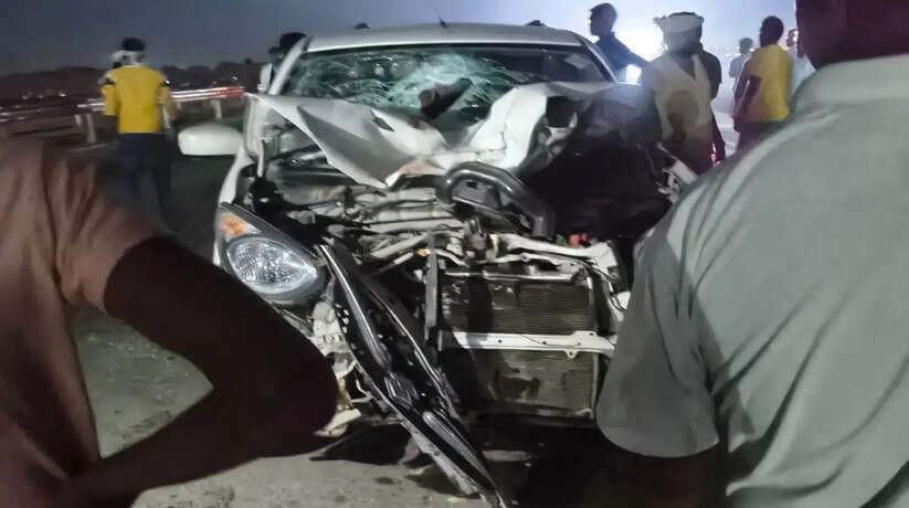 प्रयागराज: उत्तर प्रदेश के Prayagraj में एक दर्दनाक सड़क हादसे में 40 वर्षीय युवक की मौके पर ही मौत हो गई। यह हादसा सरायइनायत थाना क्षेत्र के बरियारी हाईवे (रिंग रोड) पर शनिवार शाम करीब 7:30 बजे हुआ।  मिली जानकारी के अनुसार, मृतक की पहचान मन्नू भारतीय पुत्र प्यारेलाल के रूप में हुई है। वह खेत से अपने घर लौट रहे थे और सड़क पार कर रहे थे, तभी तेज रफ्तार Maruti Celerio (नंबर UP70GE5887) ने उन्हें जोरदार टक्कर मार दी। टक्कर इतनी भीषण थी कि उनकी मौके पर ही मौत हो गई।  बताया जा रहा है कि मन्नू भारतीय का घर घटनास्थल से महज 200 मीटर की दूरी पर था। जैसे ही घटना की जानकारी परिजनों को मिली, घर में कोहराम मच गया और बड़ी संख्या में ग्रामीण मौके पर जुट गए।  हादसे के बाद स्थानीय लोगों ने कार चालक समेत वाहन को पकड़ लिया। टक्कर के कारण कार का अगला हिस्सा पूरी तरह क्षतिग्रस्त हो गया।  सूचना मिलते ही सरायइनायत थाना पुलिस मौके पर पहुंची और शव को कब्जे में लेकर आगे की कार्रवाई शुरू कर दी। पुलिस ने ग्रामीणों को शांत कराते हुए मामले की जांच शुरू कर दी है।  मृतक अपने पीछे दो बेटियां और एक बेटा छोड़ गए हैं, जिससे परिवार पर दुखों का पहाड़ टूट पड़ा है।