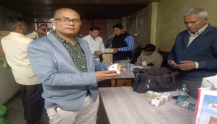 चंदौली खाद्य सुरक्षा विभाग की टीम द्वारा विभिन्न प्रतिष्ठानों में छापेमारी, जांच के लिए खाद्य पदार्थों का लिया गया नमूना