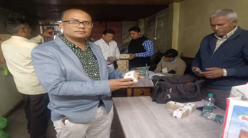 चंदौली खाद्य सुरक्षा विभाग की टीम द्वारा विभिन्न प्रतिष्ठानों में छापेमारी, जांच के लिए खाद्य पदार्थों का लिया गया नमूना