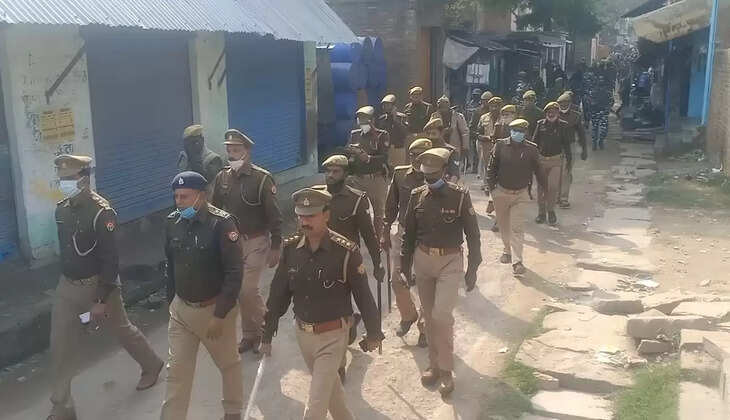 मिर्जापुर में&nbsp;विधानसभा चुनाव को लेकर सीओ चुनार के साथ भारी पुलिस बल व सीआरपीएफ के जवानो ने निकाला फ्लैग मार्च