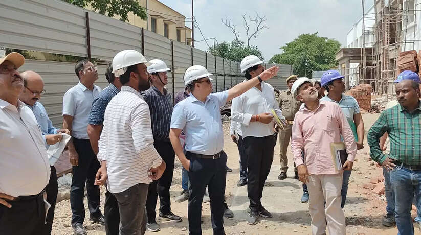 चन्दौली जिलाधिकारी ने जिला अस्पताल परिसर में निर्माणधीन बिल्डिंग का किया निरीक्षण, अधिकारियों को दिया आवश्यक दिया निर्देश