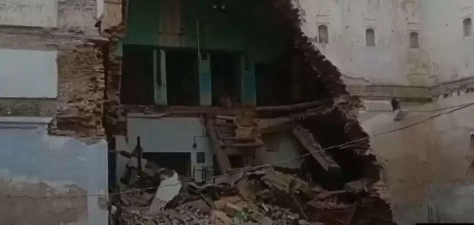 प्रयागराज शाहगंज में एक जर्जर मकान गिरने से तीन मजदूरों की दबे होने की आशंका