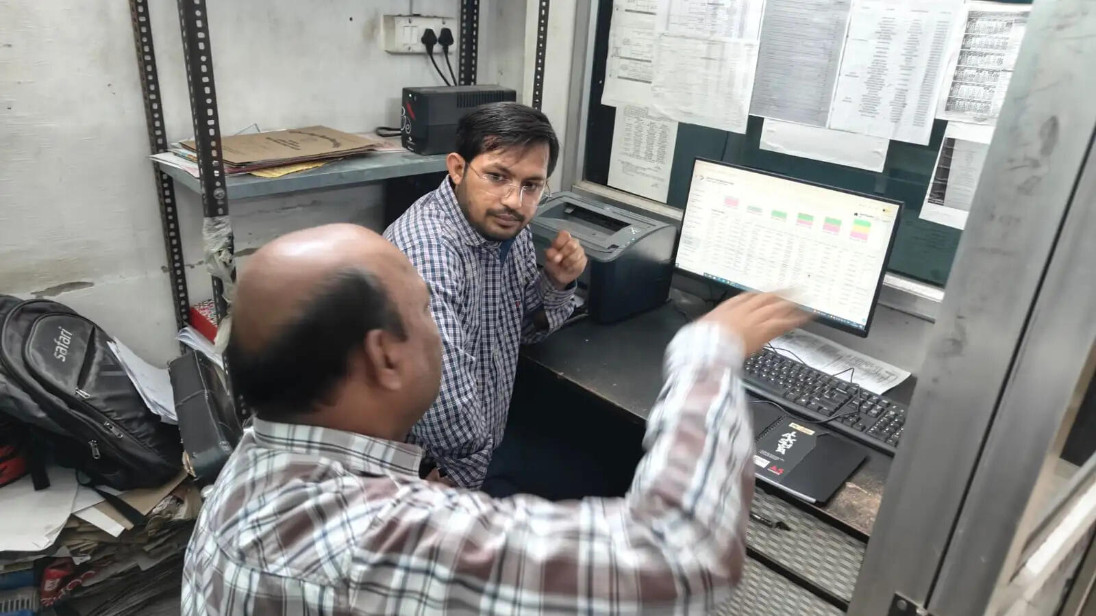 Chandauli News: डीएम ने किया विद्युत कंट्रोल रूम का निरीक्षण, 24×7 निगरानी व्यवस्था मजबूत करने के निर्देश