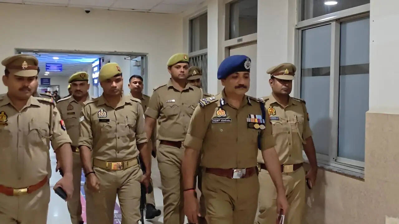 Varanasi News, Varanasi Breaking News, Varanasi Police, Constable Amit Shukla, Amit Shukla News, Lanka Police, Naria Tiraha, BHU Trauma Centre, CP Mohit Agarwal, UP Police News, Varanasi Crime News, Banaras News, Uttar Pradesh News, Live Bharat News