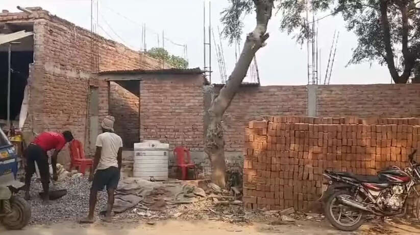 वाराणसी में थाना अध्यक्ष ने खुद कर दिया जमीन का सीमांकन, स्टे के बाद भी करवाने लगे निर्माण