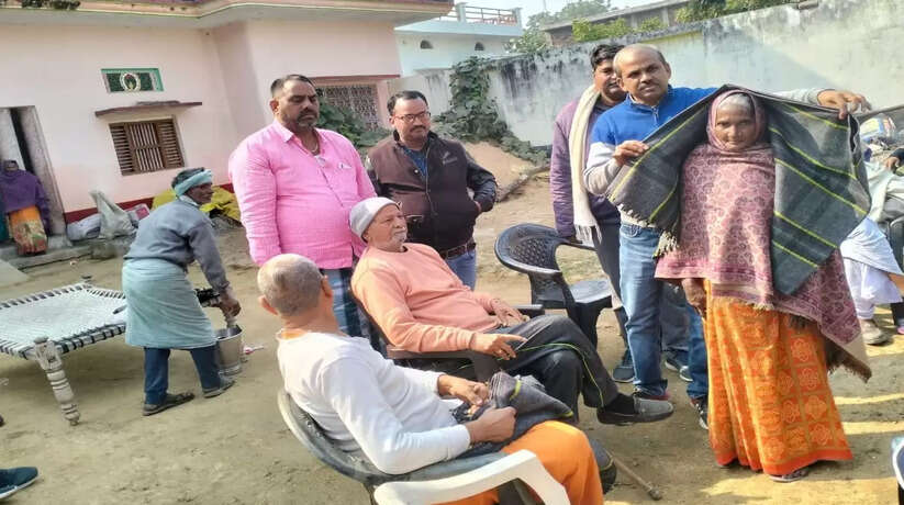 Chandauli News: गरीबों की सेवा ही ईश्वर की सेवा