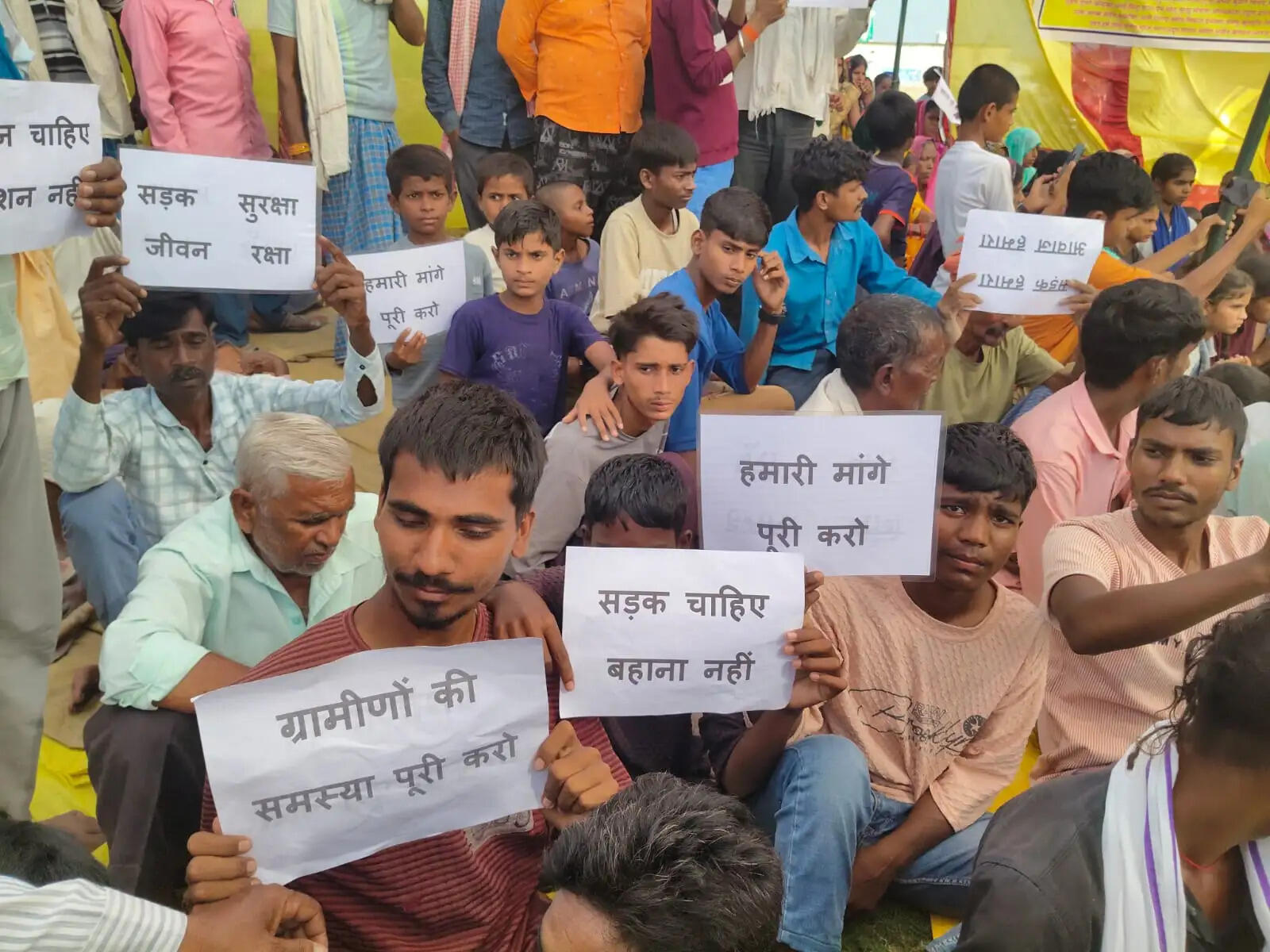 धानापुर में सड़क-नाली के लिए ग्रामीणों की भूख हड़ताल, मांग पूरी होने तक आंदोलन की चेतावनी