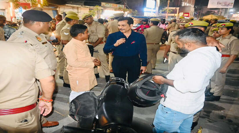 Varanasi News: कमिश्नर मोहित अग्रवाल के &lsquo;एक्शन मोड&rsquo; से अपराधियों में खौफ, सड़कों पर उतरा भारी पुलिस बल