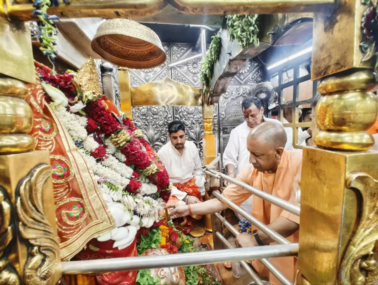 मुख्यमंत्री ने कहा कि विंध्याचल क्षेत्र धार्मिक और पर्यटन की दृष्टि से अत्यंत महत्वपूर्ण है। यहां आधारभूत सुविधाओं के विस्तार और पर्यटन विकास को प्राथमिकता दी जानी चाहिए, ताकि श्रद्धालुओं और स्थानीय लोगों दोनों को बेहतर सुविधाएं मिल सकें। उन्होंने क्षेत्र में विकास की गति तेज करने और जनसुविधाओं को मजबूत करने पर विशेष जोर दिया।