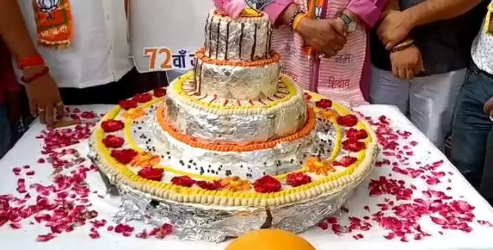 चंदौली में मनाया गया प्रधानमंत्री का 72वां जन्मदिन, भाजपा कार्यकर्ताओं ने सफाई कर्मियों से कटवाया 72 किलो का केक