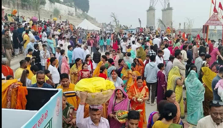 छठ पूजा के पर्व पर छतनाग आरती घाट पर आस्थाओं का उमड़ा जन सैलाब