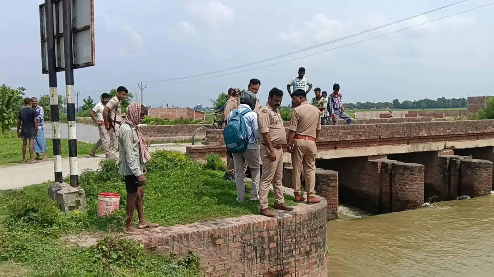 घटना की सूचना मिलते ही आसपास के ग्रामीण मौके पर पहुंचे और स्थानीय स्तर पर बालक की तलाश शुरू कर दी। सूचना पर अलीनगर थाना प्रभारी निरीक्षक गगन राज सिंह पुलिस टीम के साथ घटनास्थल पहुंचे और राहत एवं बचाव कार्य शुरू कराया।