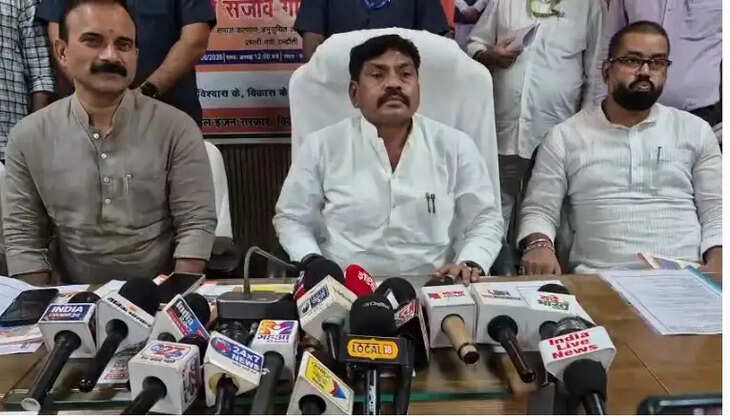 चंदौली दौरे पर प्रभारी मंत्री संजीव गौड़ ने गिनाईं सरकार की उपलब्धियां, कहा- विकास और जनकल्याण हमारी प्राथमिकता
