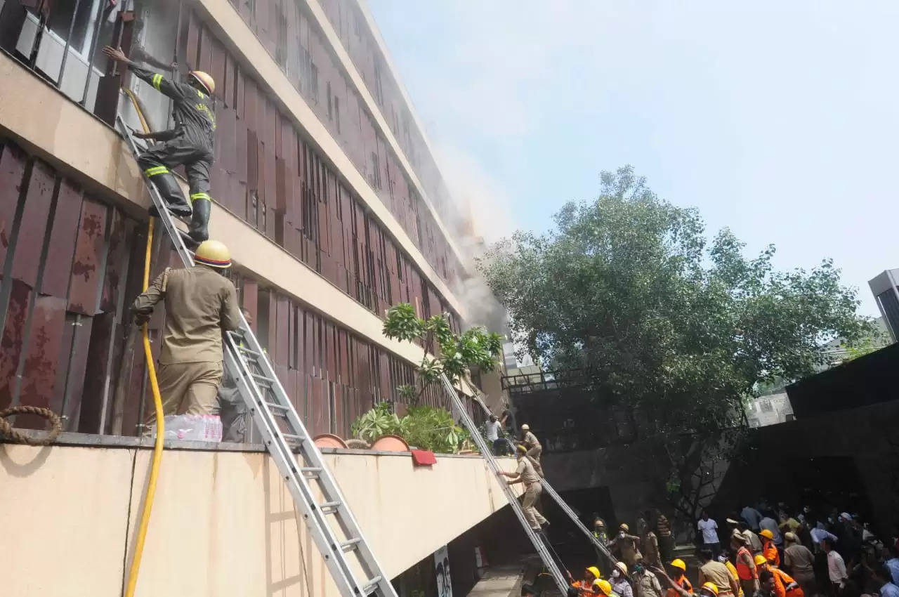 Massive fire broke out in Lucknow's Levana Hotel, two people died, many people are trapped in the hotel