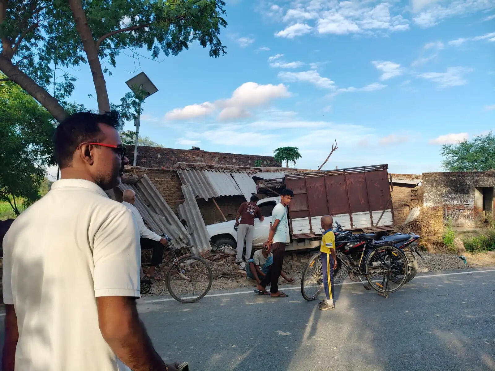 ग्राम प्रधान ने प्रशासन से दोषी चालक के खिलाफ कड़ी कार्रवाई की मांग करते हुए कहा कि नशे में वाहन चलाने वालों पर सख्त कार्रवाई जरूरी है, ताकि भविष्य में इस तरह की घटनाओं पर रोक लगाई जा सके। पुलिस मामले की जांच कर आगे की विधिक कार्रवाई में जुटी है।