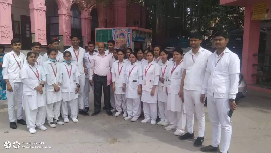  Varanasi News: टीबी जागरुकता मार्च भी निकाला गया जिसमें हरि बंधू नर्सिंग एवं पैरामेडिकल स्टाफ के द्वारा निकाला गया टीबी हारेगा देश जितेगा