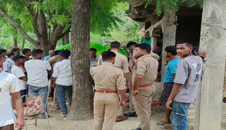 प्रयागराज के मऊआइमा थाना क्षेत्र में 26 वर्षीय विवाहिता अर्चना देवी पटेल ने कथित रूप से फांसी लगाकर आत्महत्या कर ली। वह तीन दिन पहले दिल्ली से अपने गांव लौटी थी। पुलिस ने शव को पोस्टमार्टम के लिए भेजकर जांच शुरू कर दी है।