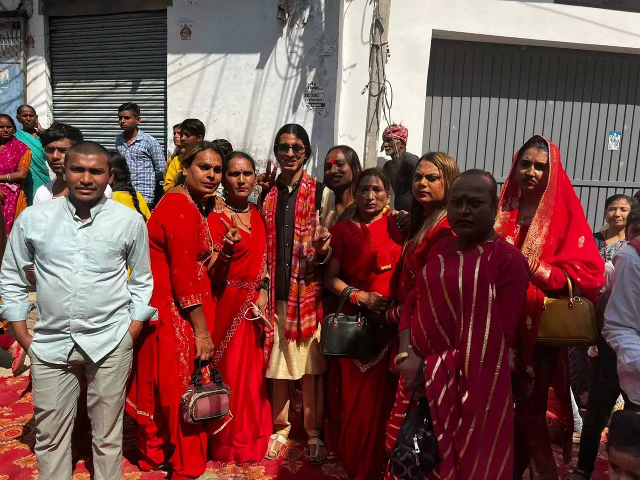 Varanasi News: किन्नर समाज की गुरु मां रीना किन्नर के नेतृत्व में महाशिवरात्रि के दूसरे दिन शोभायात्रा निकाली गई