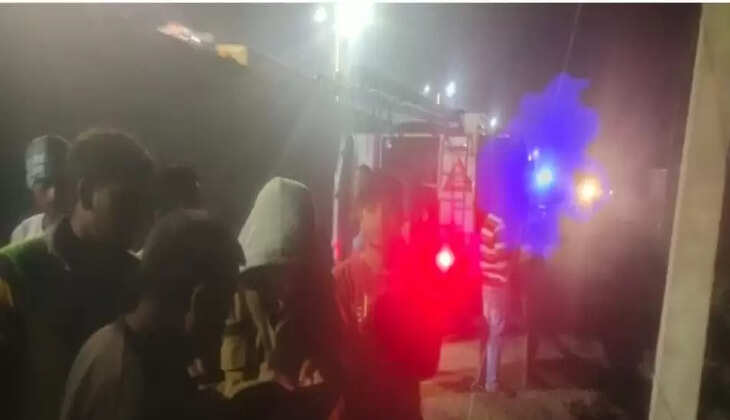 चंदौली जिले के अलीनगर थाना क्षेत्र नेशनल हाईवे झंडा गांव के समीप देर रात अज्ञात कारणों से खलियांन में रखे पुआल मे आग लग गई सूचना पर  पहुंची दमकल विभाग के कर्मियों ने आग पर काबू पाया जिसमें किस सुरेंद्र प्रसाद का करीब 40000 का नुकसान हुआ आपको बता दे की रेवासा गांव निवासी सुरेंद्र प्रसाद जो पशुओं के चार के लिए नेशनल हाईवे से नजदीक गांव के समीप तीन से चार बीघा का धान के पुआल का ढेर रखा था शनिवार की देर् शाम अज्ञात कारणों से पुआल मे आग लग गया गई भीषण धुआ उठने से लगभग दर्जन भर गांव वाली एकजुट होकर मौके पर पहुंचे आज की लपेट उठाती देखकर ग्रामीणों ने दमकल विभाग को सूचना दी सूचना पर दमकल विभाग के कर्मचारियों ने मौके पर पहुंच कर करीब आधे घंटे की मशक्कत के बाद आग् पर काबू पाया इस दौरान मजदूर मालती देवी ने बताया कि पशुओं के चारे के लिए गांव के किसानों का तीन से तीन चार बीघा पुआल पर खेती किये थे लगभग 40 हजार का नुकशान् भी हो गया समझ मे नहीं आ रहा है की पशुओ को चारे का इंतजाम कैसे करे