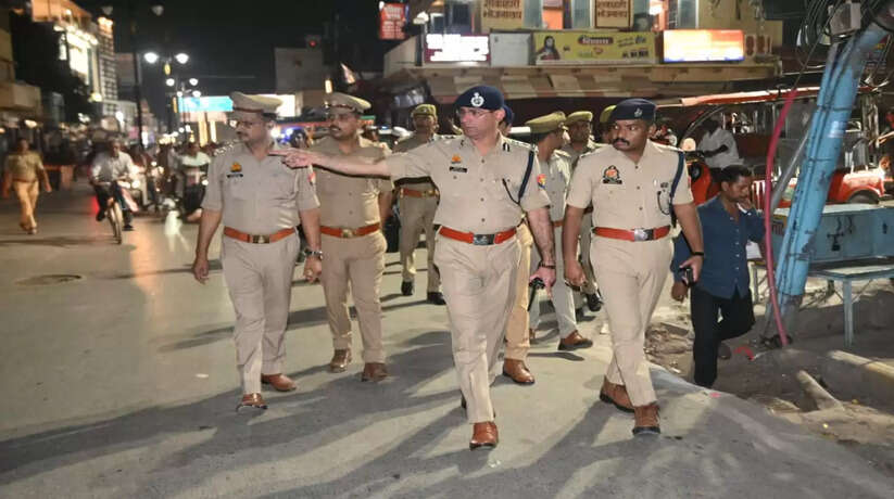 वाराणसी में पुलिस की सख्ती, डीआईजी ने किया पैदल गश्त, अतिक्रमण हटाने के दिए सख्त निर्देश