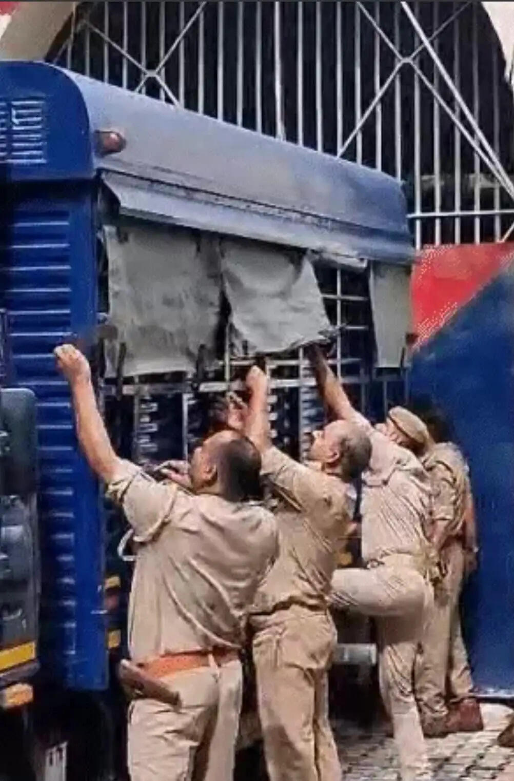 लखनऊ जेल से पैरोल पर बाहर आए अतीक के बड़े बेटे उमर अहमद के प्रयागराज पहुंचते ही भीड़ उसे देखने के लिए उमड़ पड़ी। उमर को पुलिस सुरक्षा के बीच कब्रिस्तान लाया गया। भीड़ बढ़ने से मौके पर अफरा-तफरी की स्थिति बन गई, जिसके बाद पुलिस ने किसी तरह स्थिति को नियंत्रित किया।