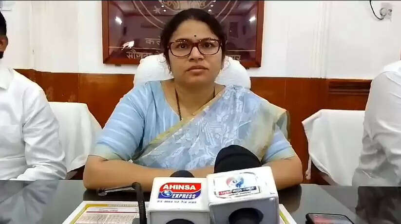 Mirzapur news: डीएम व पुलिस अधीक्षक ने महात्मा गांधी व लाल बहादुर शास्त्री की जयंती पर किया माल्यार्पण