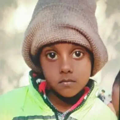 पुलिस शव को कब्जे में लेने पहुंची तो परिजनों और लोगों ने नाराजगी जताई। पुलिस की ओर से समझाने और उचित कार्रवाई का आश्वासन दिए जाने के बाद स्थिति संभली। इसके बाद शव को पोस्टमार्टम के लिए भेजा गया। ट्रैक्टर और चालक को भी थाने ले जाया गया।