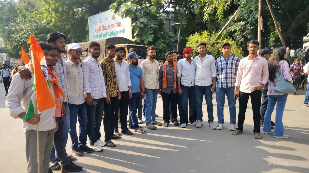 ABVP के प्रदेश पदाधिकारी एवं विश्वविद्यालय संयोजक आकाश प्रताप सिंह ने कहा कि देश का युवा राष्ट्रवाद, विकसित भारत और संवैधानिक संस्थाओं में विश्वास करता है। उन्होंने विरोध-प्रदर्शनों के संबंध में कहा कि किसी भी शिकायत के समाधान के लिए पहले संबंधित पुलिस चौकी, थाने या अन्य संवैधानिक संस्थाओं के माध्यम से अपनी बात रखनी चाहिए। उनके अनुसार, विरोध के दौरान आम लोगों, व्यापारियों, महिलाओं और विद्यार्थियों की दिनचर्या प्रभावित नहीं होनी चाहिए।