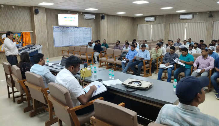 जनगणना 2027 की तैयारियों को लेकर गोरखपुर में प्रशिक्षण शुरू, डीएम दीपक मीणा ने दिए शुद्धता के निर्देश