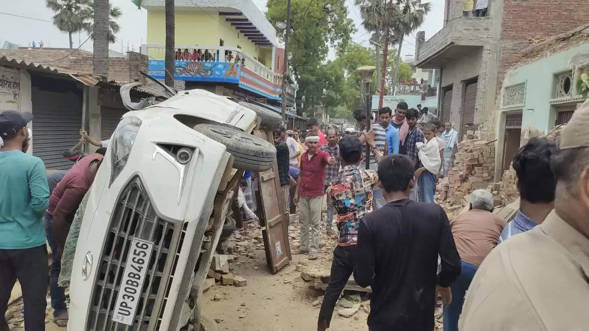 वाराणसी: सड़क से गुजर रही आई10 कार पर अचानक भरभरा कर गिरा मकान का छज्जा, कई घायल