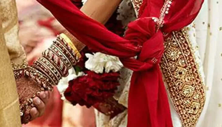 Dating a Younger Lover: 24 साल के युवक के साथ ली सात फेरे, बेटे की शादी के बाद बनी दुल्हन, पांच बच्चों की मां को हुआ प्यार