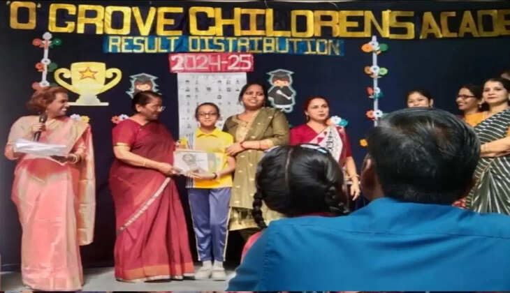 वाराणसी में ओ ग्रोव चिल्ड्रेन अकेडमी द्वारा रिजल्ट डिस्ट्रीब्यूशन समारोह