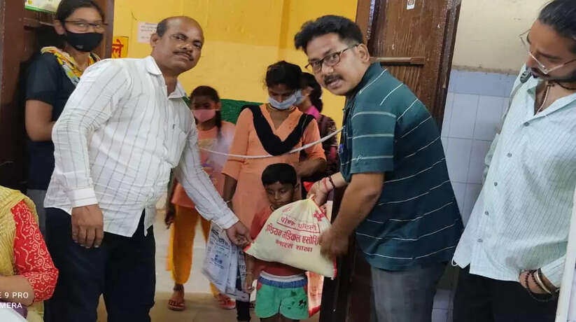 वाराणसी में स्वास्थ्य विभाग टीबी रोगियों को बाँट रही पोषण पोटली