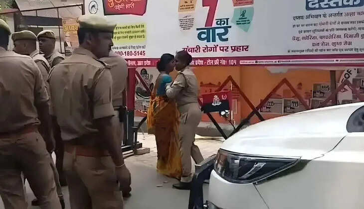 वाराणसी में महिला ने पुलिस कमिश्नर की गाड़ी रोक लगाई न्याय की गुहार, एफआईआर दर्ज न होने का आरोप!&nbsp;