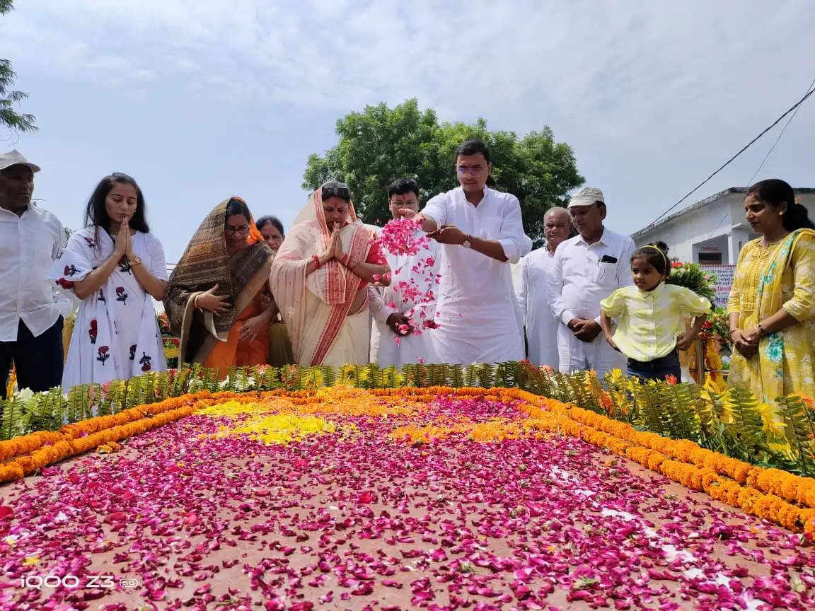 Ayodhya News: Eighth death anniversary of former MP Late Mitra Sen Yadav celebrated