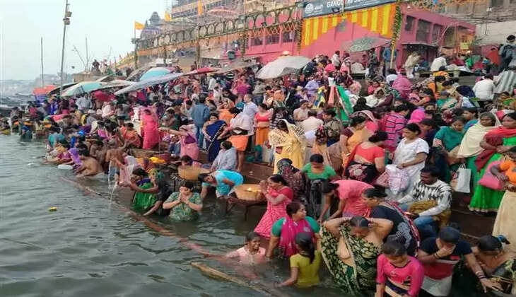 वाराणसी में कोरोना बंदिशों के बीच होगा गंगा स्नान, श्रद्धालुओं को डुबकी लगाने के बाद तत्काल छोड़ना होगा घाट