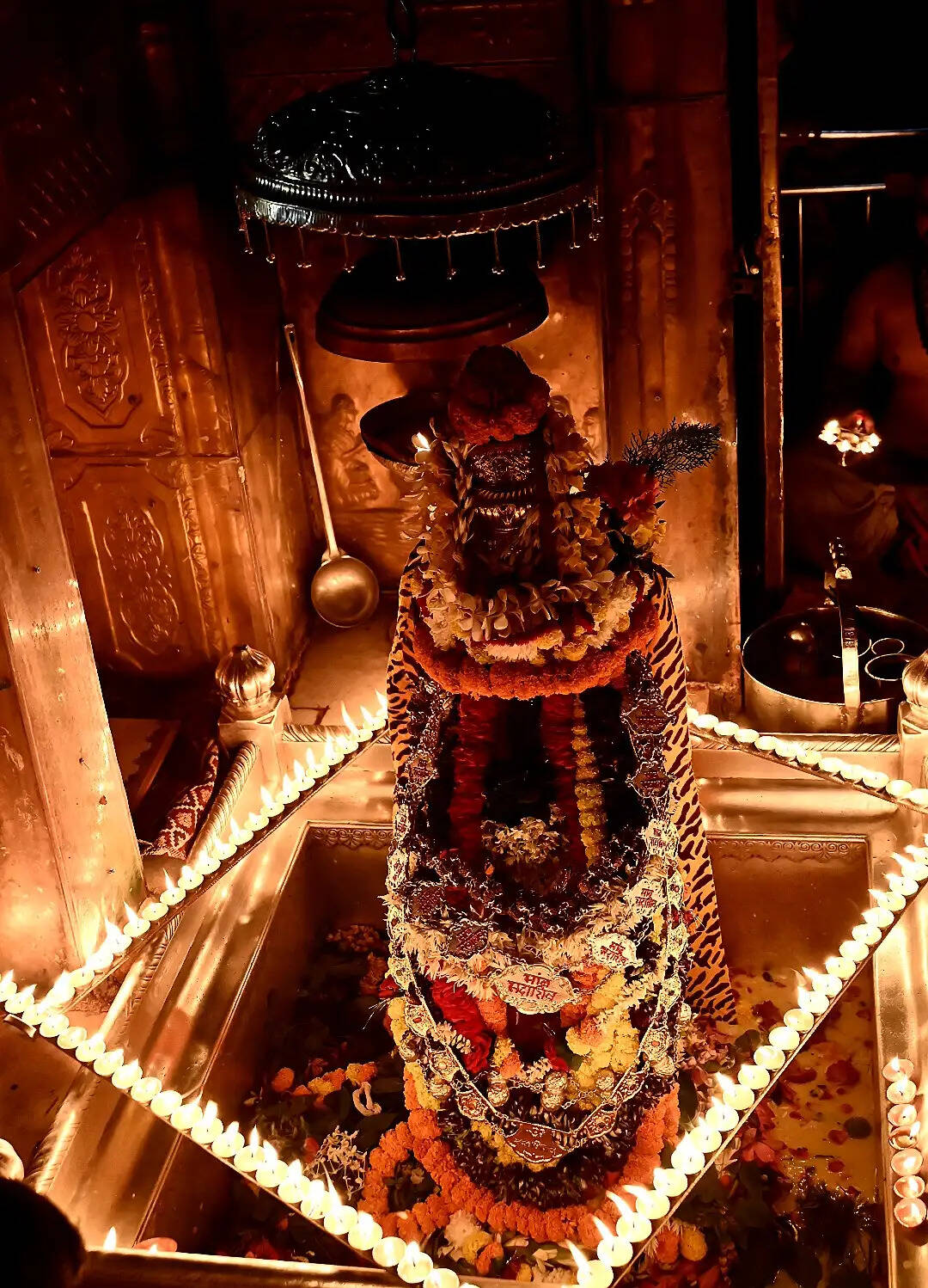 दीपों से सजा बाबा विश्वनाथ का दरबार, कार्तिक पूर्णिमा तक चलेगा विशेष शृंगार