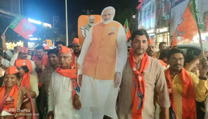 Varanasi News: मोदी को तीसरी बार एनडीए संसदीय दल का नेता चुनने पर मनाया गया जश्न&nbsp;