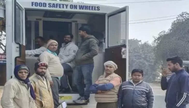 Chandauli News: चंदौली में&nbsp;खाद्य कारोबार कर्ता एवं आम जनमानस को मिलावटी खाद्य पदार्थ से होने वाले नुकसान के संदर्भ में किया गया जागरूक