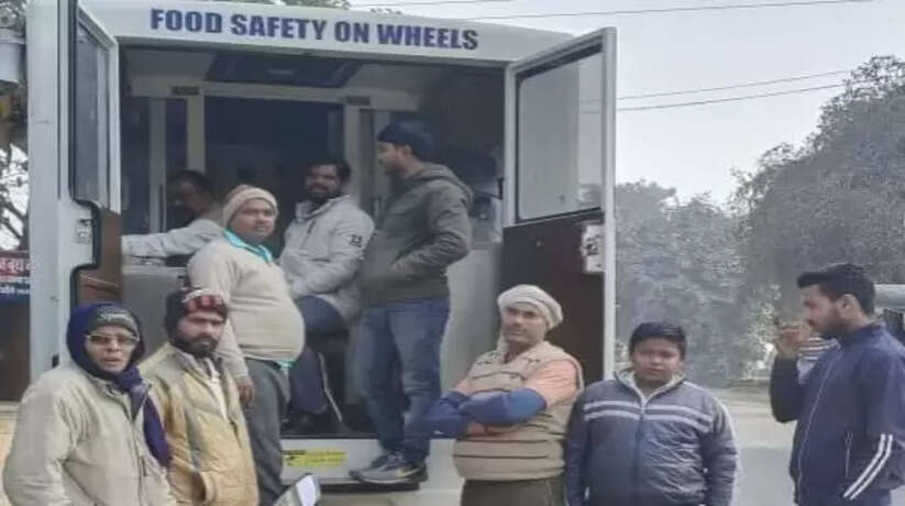 Chandauli News: चंदौली में खाद्य कारोबार कर्ता एवं आम जनमानस को मिलावटी खाद्य पदार्थ से होने वाले नुकसान के संदर्भ में किया गया जागरूक