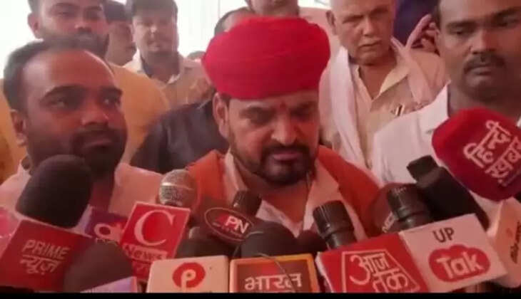 अयोध्या: सांसद बृज भूषण सिंह आज देवरिया में पूर्व विधायक स्वर्गीय प्रमोद सिंह के पुण्यतिथि कार्यक्रम में पहुंचे&nbsp;