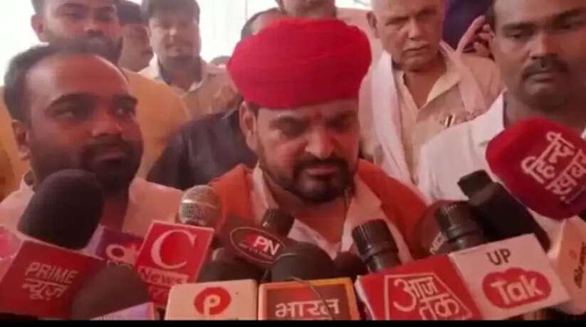 अयोध्या: सांसद बृज भूषण सिंह आज देवरिया में पूर्व विधायक स्वर्गीय प्रमोद सिंह के पुण्यतिथि कार्यक्रम में पहुंचे 