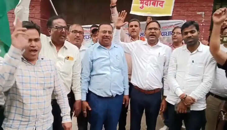 राज्य कर्मचारी एवं शिक्षकों द्वारा पहलगाम में शहीद हुए पर्यटकों की स्मृति में निकाला गया कैंडल मार्च एवं दी गयी भावपूर्ण श्रद्धांजलि