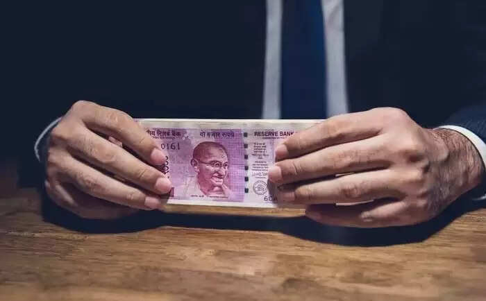 Varanasi News: वाराणसी में नौकरी लगवाने के नाम पर ठगी करने वालों के खिलाफ केस दर्ज