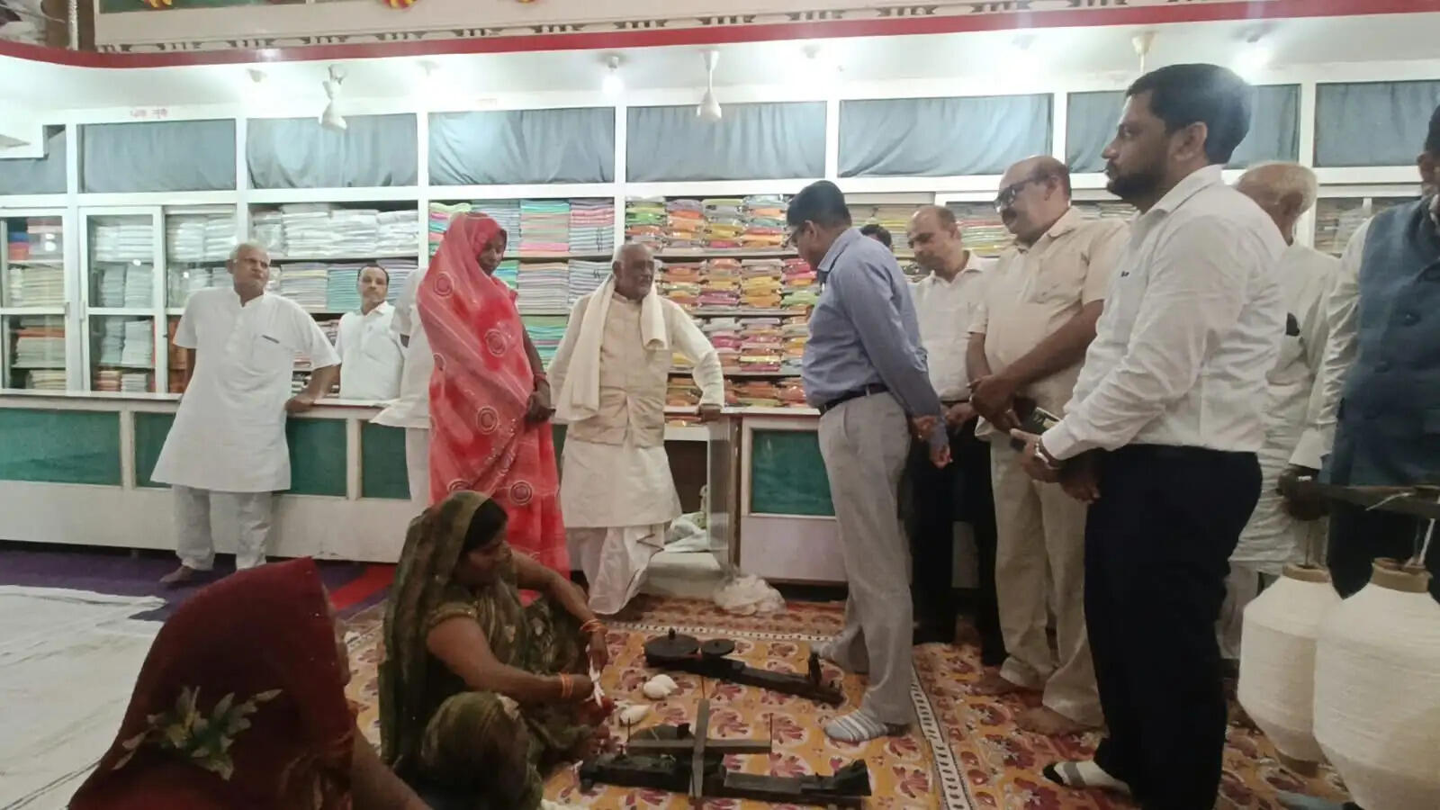 गोलघर गांधी आश्रम पहुंचे मंडलायुक्त, चरखा चलाकर काता सूत